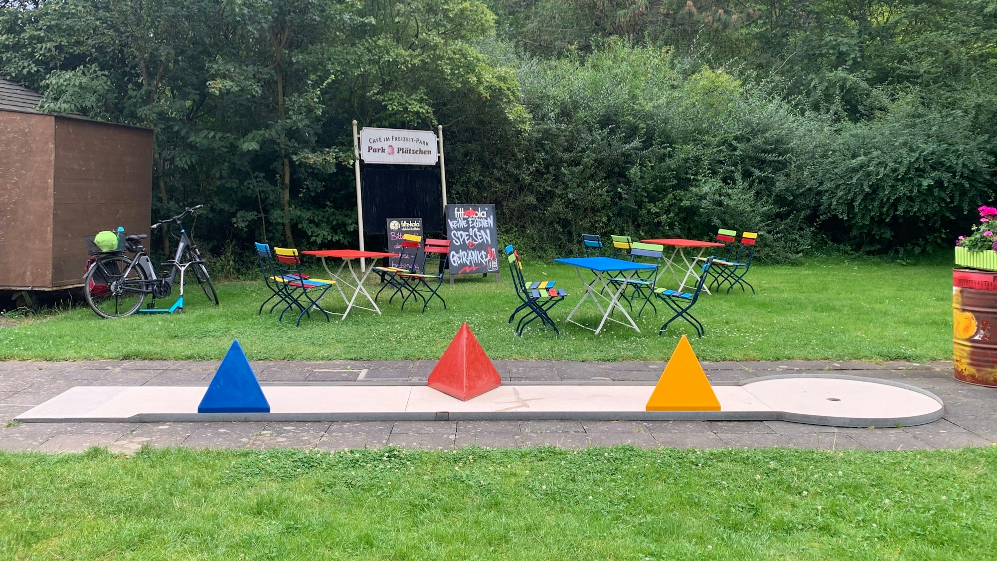 Bunte Sitzgelegenheiten und farbige Hindernisse kennzeichnen die Minigolfanlage.