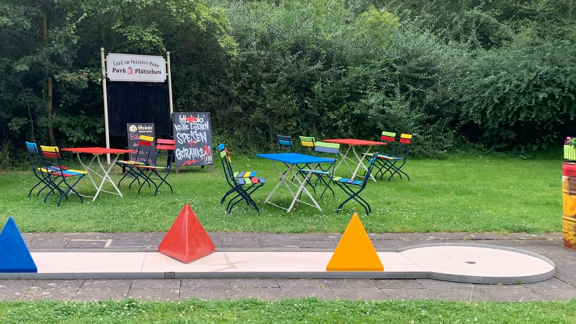 Bunte Sitzgelegenheiten und farbige Hindernisse kennzeichnen die Minigolfanlage.