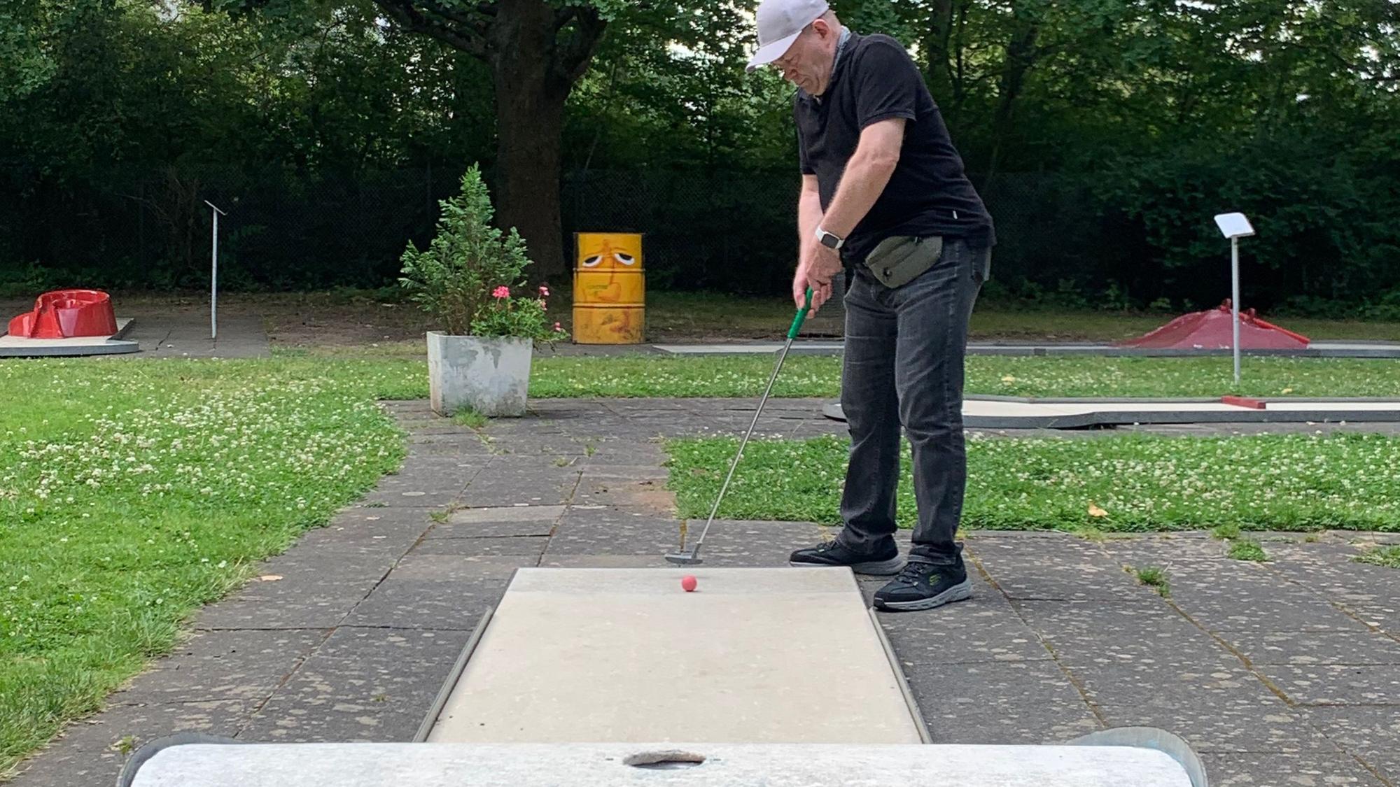 Karl Merk aus Rheinbach zielt mit dem Schläger auf den kleinen Ball.