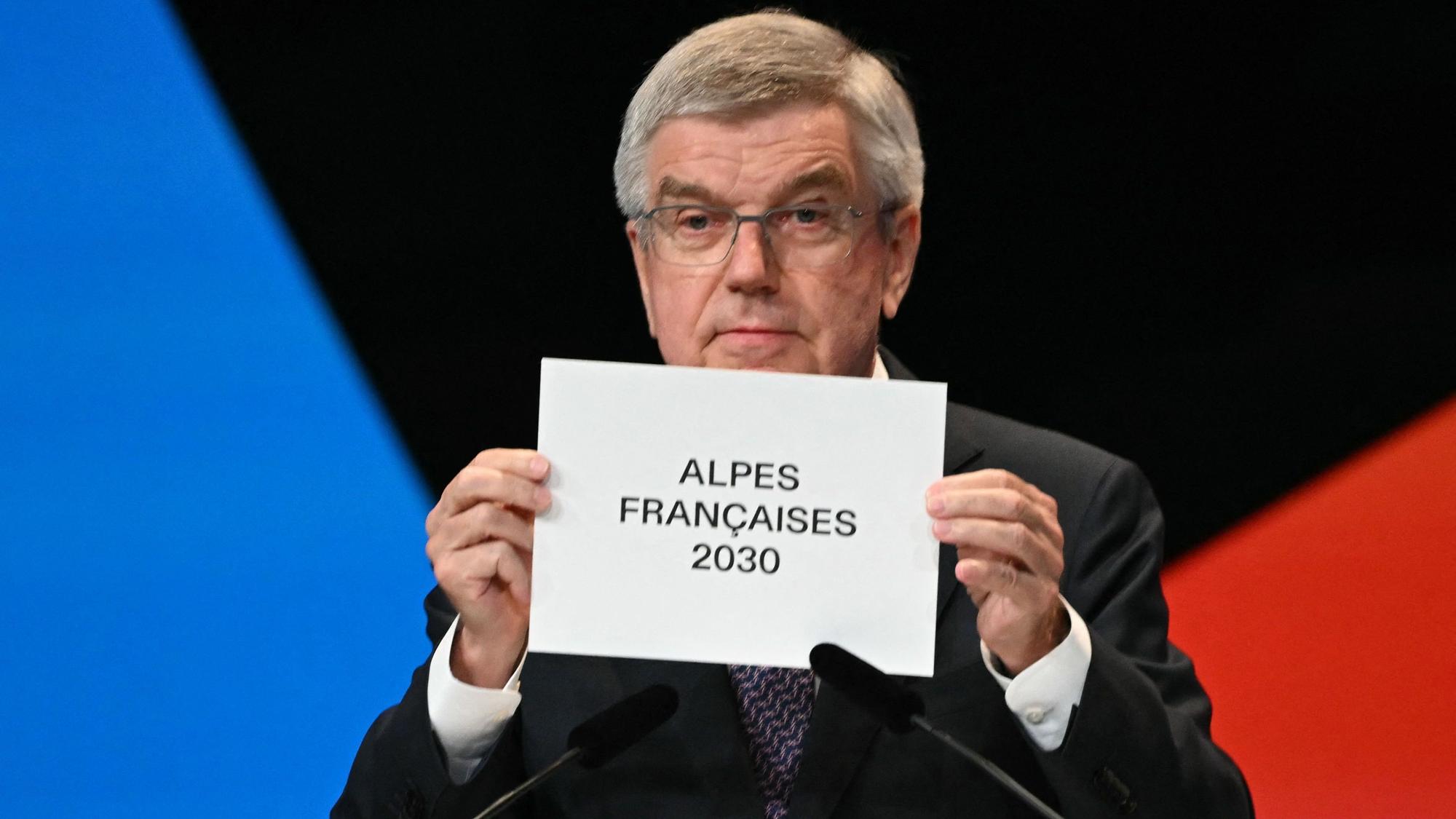Der Präsident des Internationalen Olympischen Komitees (IOC), Thomas Bach, verkündet während der 142. Sitzung des Internationalen Olympischen Komitees (IOC) in Paris, dass die französischen Alpen den Zuschlag für die Winterspiele 2030 erhalten haben.