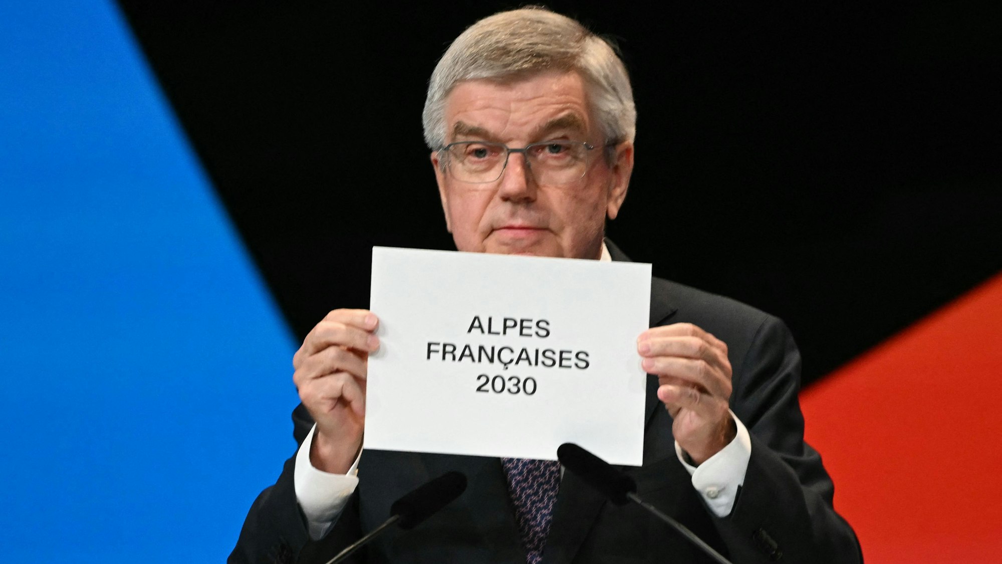 Der Präsident des Internationalen Olympischen Komitees (IOC), Thomas Bach, verkündet während der 142. Sitzung des Internationalen Olympischen Komitees (IOC) in Paris, dass die französischen Alpen den Zuschlag für die Winterspiele 2030 erhalten haben.