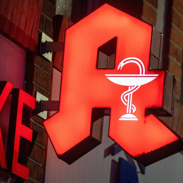 Leuchtreklame einer Apotheke mit dem charakteristischen A.