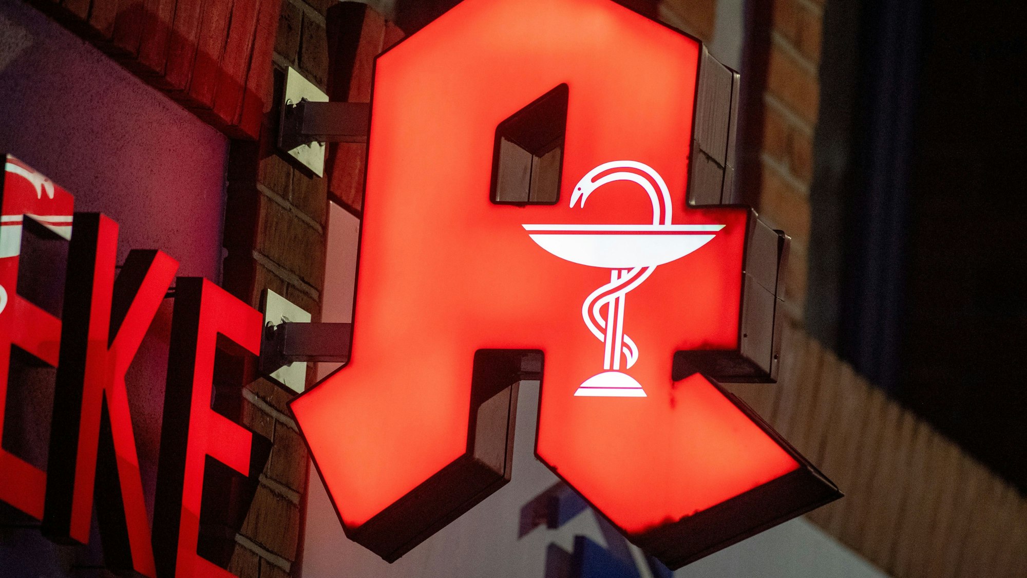 Leuchtreklame einer Apotheke mit dem charakteristischen A.