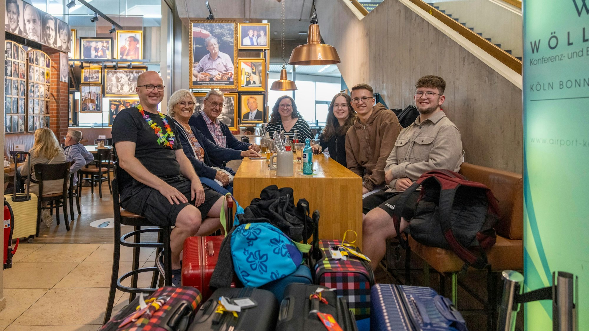 Klimaaktivisten legen Flughafen Köln/Bonn lahm