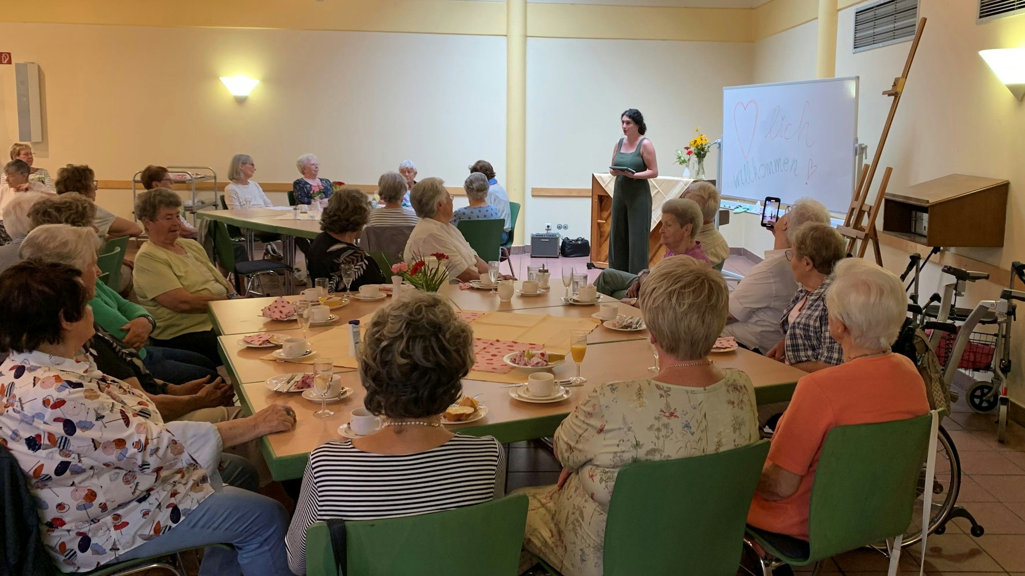 Mit einem gemeinsamen Frühstück feierte die Frauengemeinschaft St Remigius jetzt ihre Neugründung im Pfarrsaal.