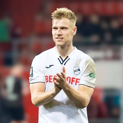 Ingolstadt, Deutschland 17. März 2024: 3. Liga - 2023/2024 - FC Ingolstadt 04 vs. SC Verl Im Bild: Barne Pernot SC Verl bedankt sich bei den mitgereisten Fans. /// DFB regulations prohibit any use of photographs as image sequences and/or quasi-video /// Audi Sportpark Bayern *** Ingolstadt, Germany 17 March 2024 3 Liga 2023 2024 FC Ingolstadt 04 vs SC Verl In the picture Barne Pernot SC Verl thanks the fans who traveled with them DFB regulations prohibit any use of photographs as image sequences and or quasi video Audi Sportpark Bayern Copyright: xFotostandx/xSchaeferx