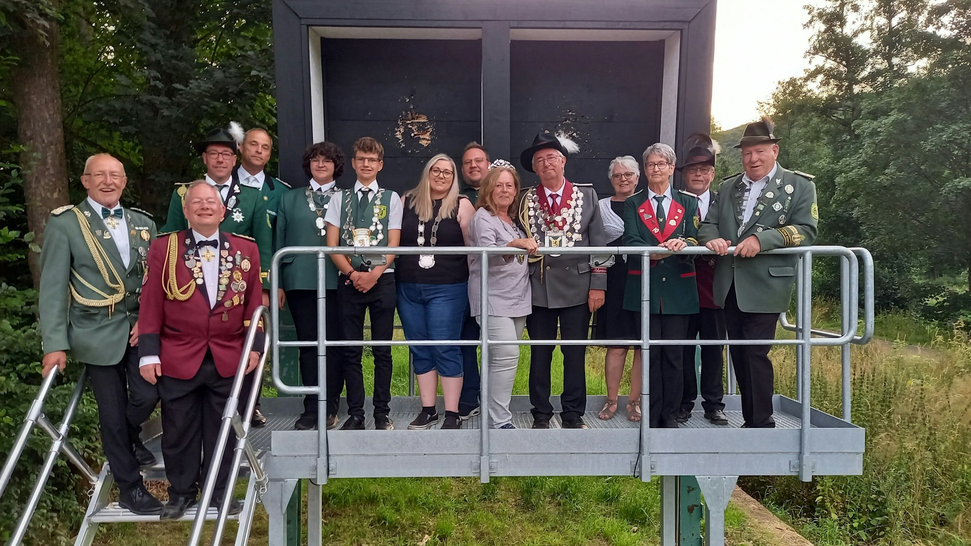 Die Majestäten haben sich zum Gruppenbild aufgestellt.