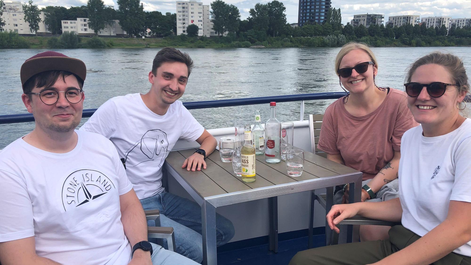"Fast wie in Hamburg“, Simon feiert seines 33. Geburtstags mit Freunden.