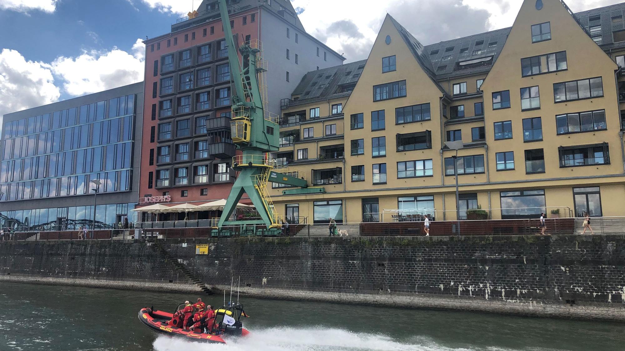 Vorbei an den alten Speichergebäuden des Rheinauhafens führt die Tour.