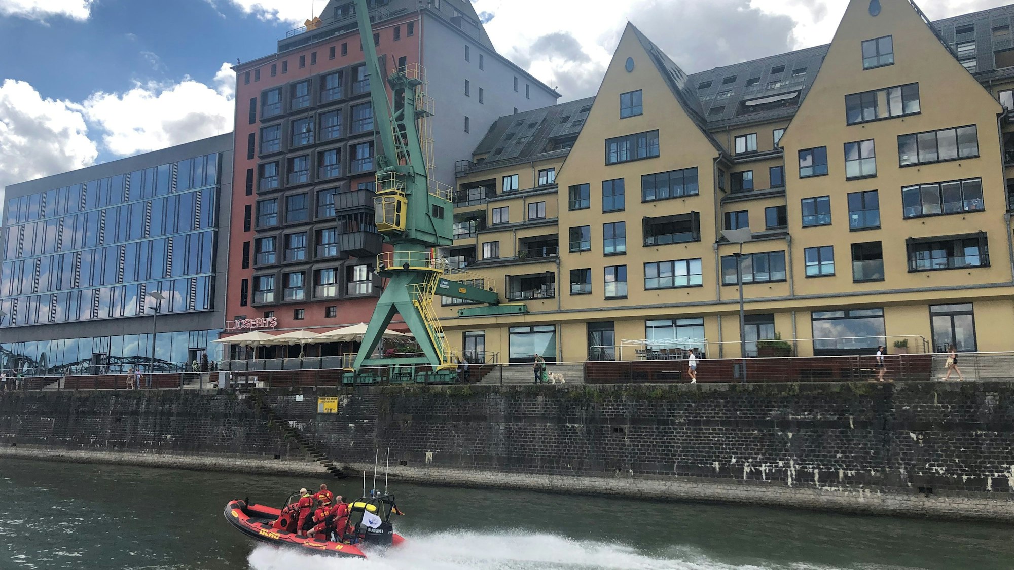 Vorbei an den alten Speichergebäuden des Rheinauhafens führt die Tour.