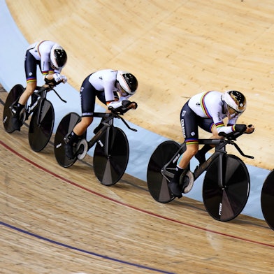 Vier Radfahrerinnen fahren auf der Radbahn.