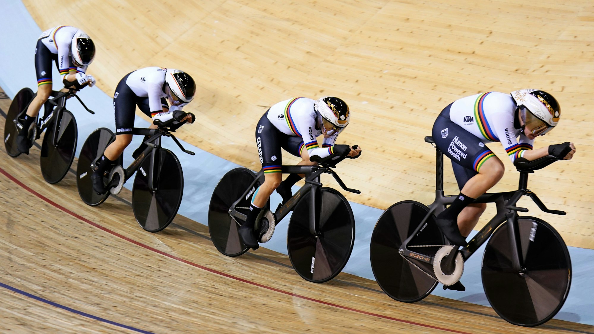 Vier Radfahrerinnen fahren auf der Radbahn.