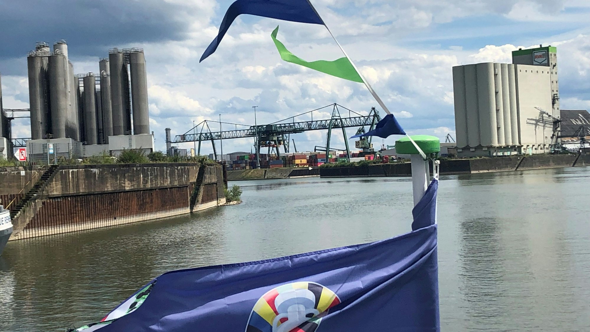 Es muss nicht immer Hamburg sein: Einfahrt in den Niehler Hafen.