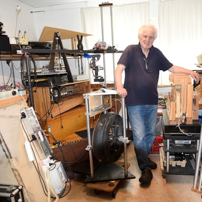 Gerhard Kern in seiner Werkstatt.