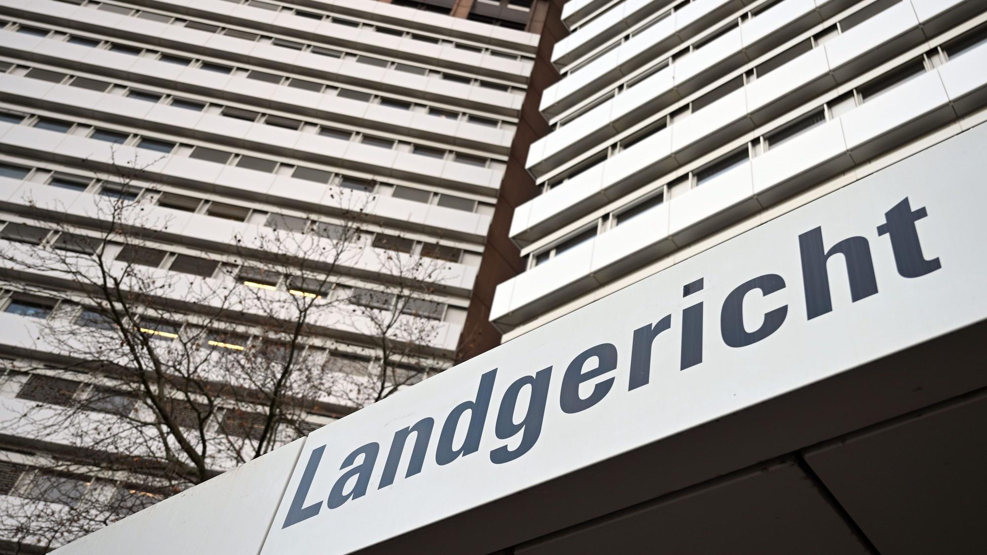 Ein Schild weist auf das Landgericht Köln hin.