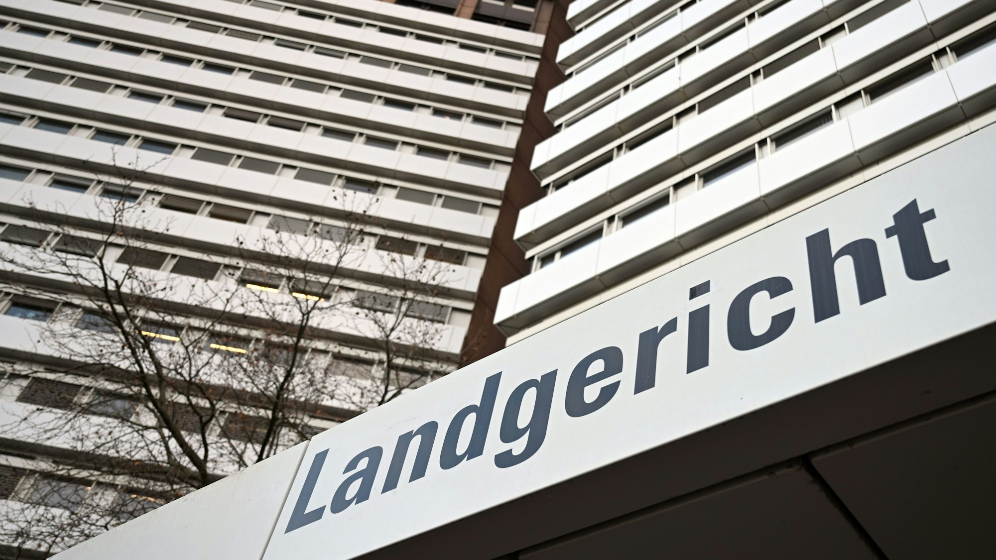 Ein Schild weist auf das Landgericht Köln hin.