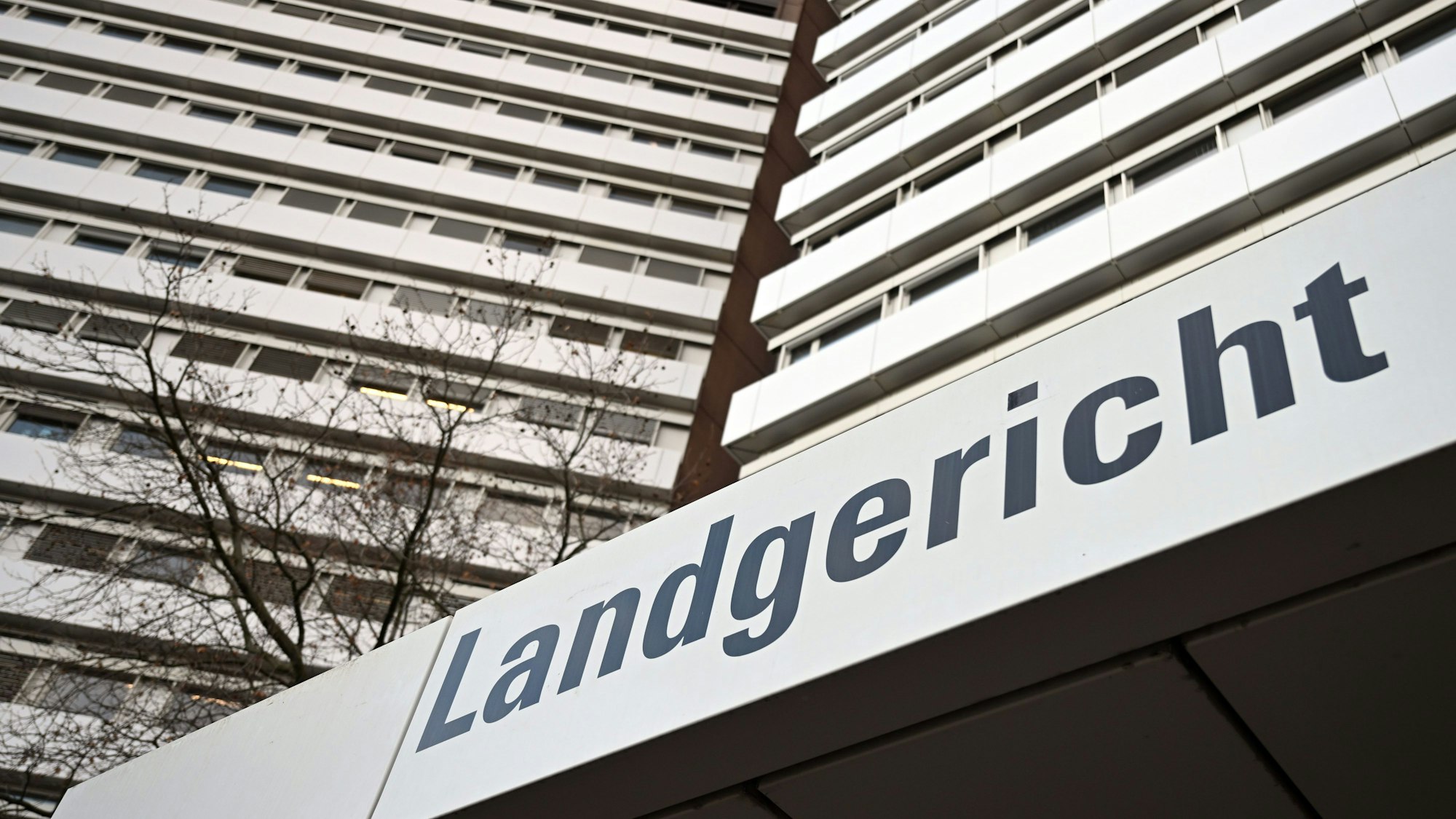 Ein Schild weist auf das Landgericht Köln hin.