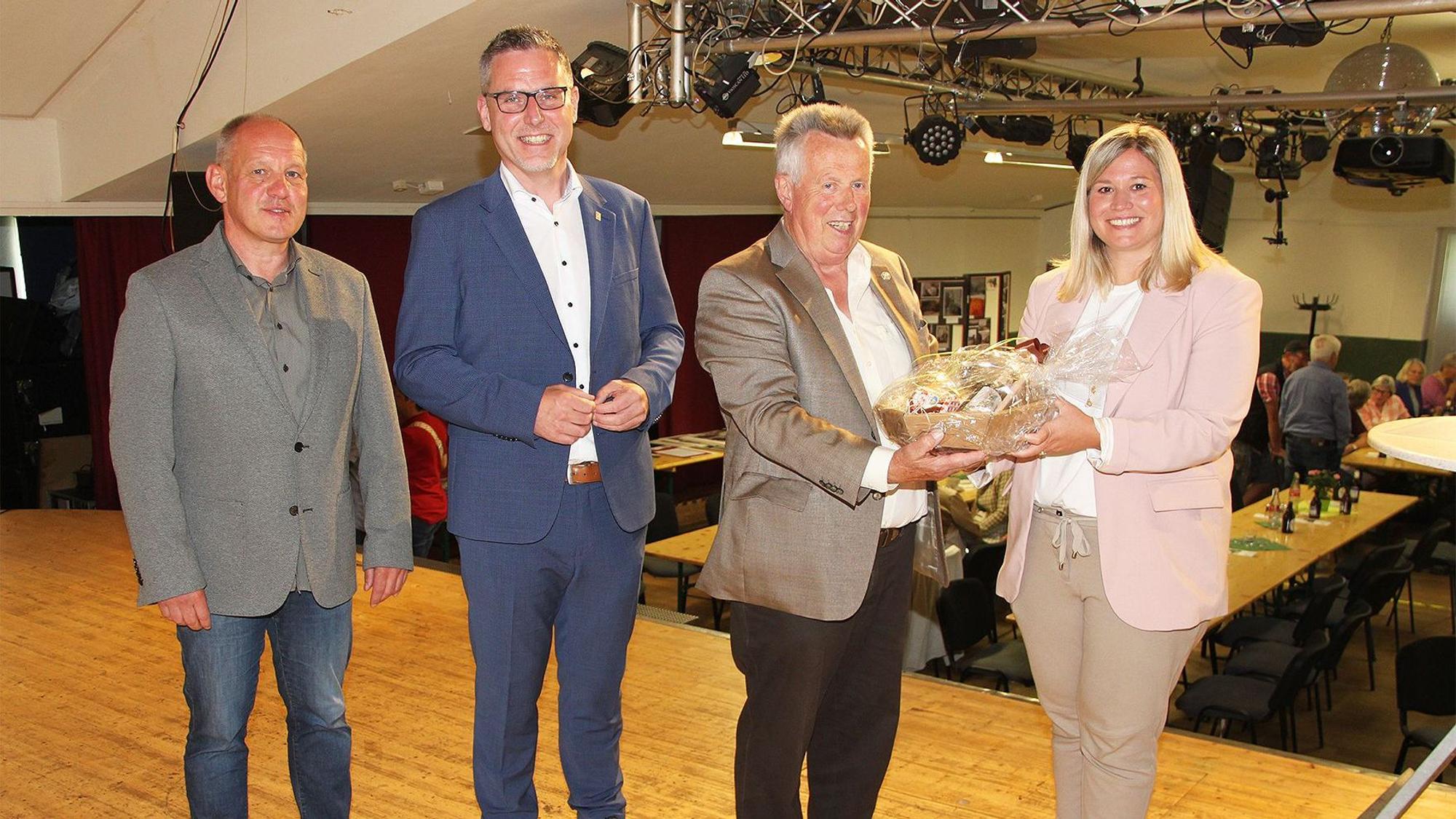 Ortsvorsteher Burkhard Rosenbaum (v.l.), Bürgermeister Norbert Crump und die stellvertretende Bezirksvorsitzende Jennifer Meuren gratulierten dem Ortsgruppenvorsitzenden Matthias Schmitz.
