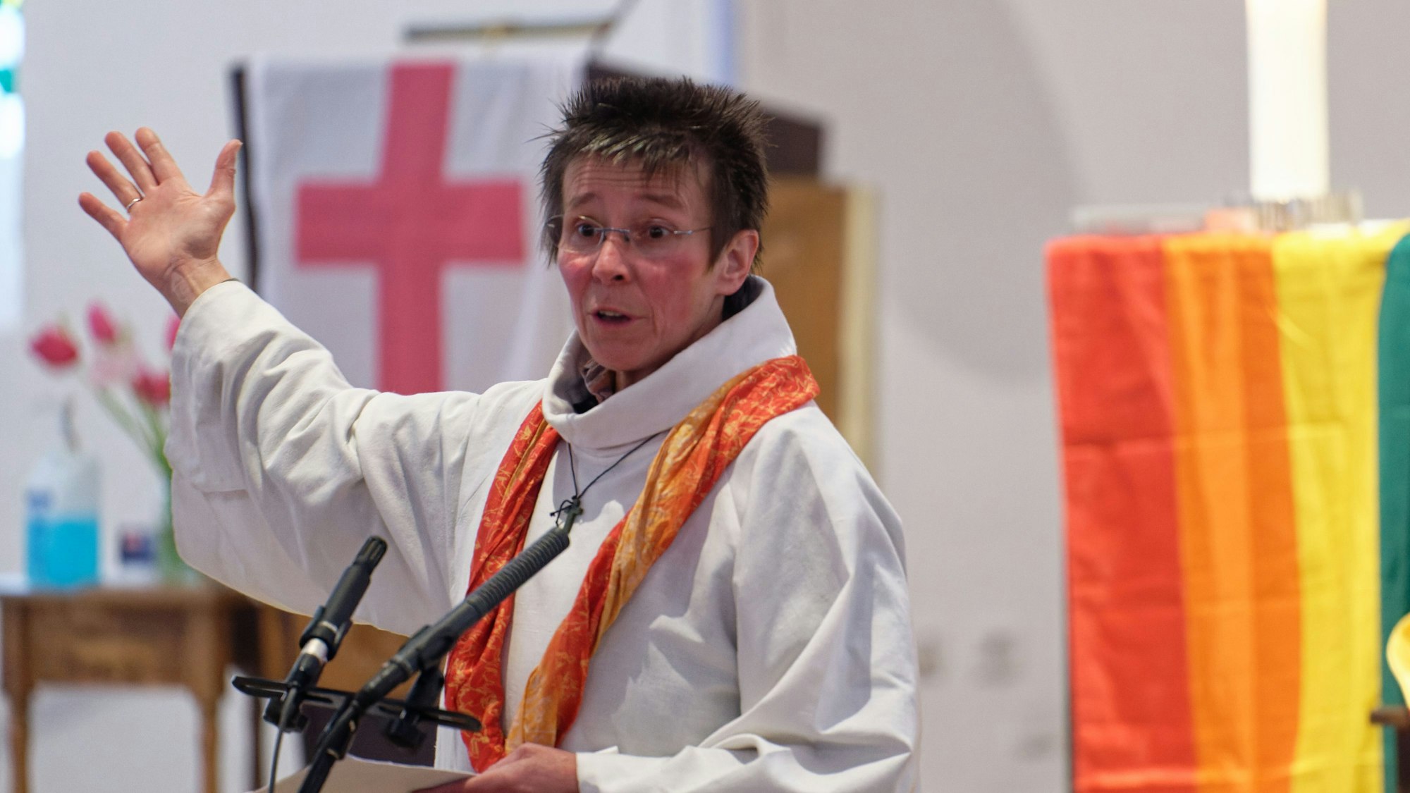Marianne Arndt, Gemeindereferentin, predigt bei einer Messe in der Katholischen St. Elisabeth-Kirche.