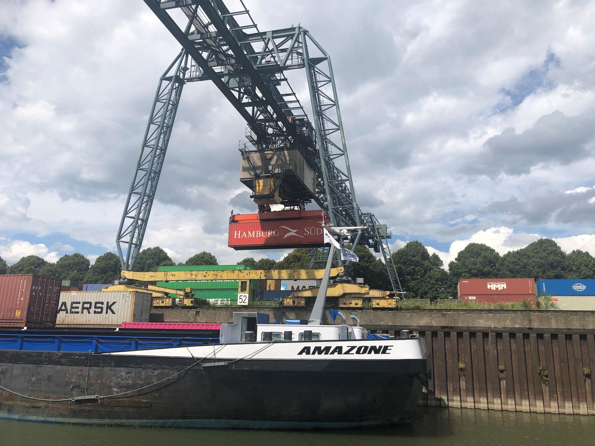 Über Gespreizte Metallarme an Containerbrücken gelangt die Ware an Land.