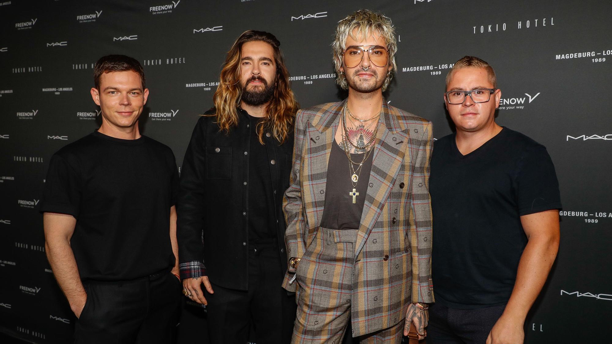 Die vier Mitglieder von Tokio Hotel stehen posieren für ein Foto