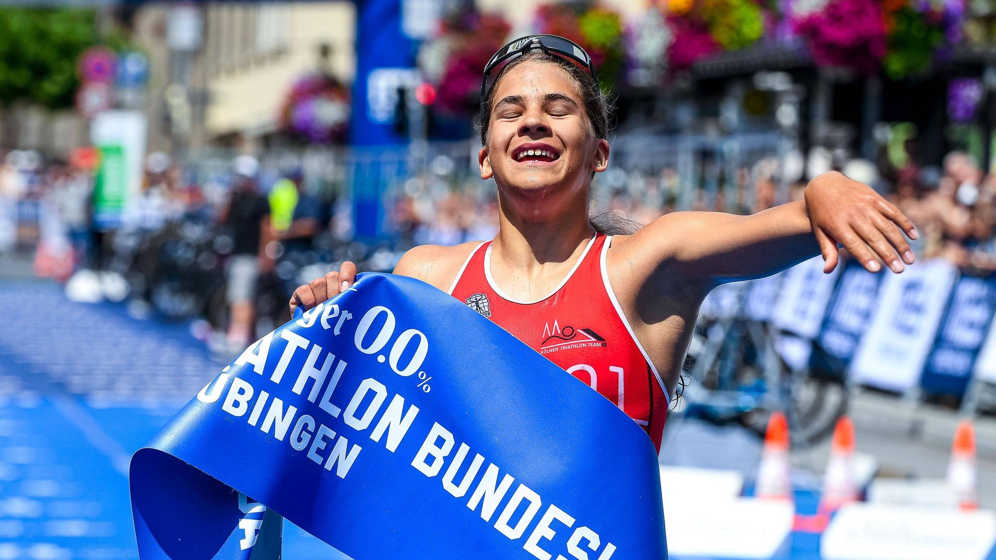 Die Siegerin in der Einzelwertung Frauen, Fanni Szalai, Absolute Teamsport KTT 01, 20, PUSCH DATA Team AST Suessen, 1. Bitburger 0,0 % Triathlon Bundesliga., Tuebingen, Saison 2024/2025, 21.07.2024, PUSCH DATA Team AST Suessen, 1. Bitburger 0,0 % Triathlon Bundesliga., Tuebingen, Saison 2024/2025, 21.07.2024, Tuebingen *** The winner in the womens individual classification, Fanni Szalai, Absolute Teamsport KTT 01, 20 , PUSCH DATA Team AST Suessen, 1 Bitburger 0.0 Triathlon Bundesliga , Tuebingen, season 2024 2025, 21 07 2024, PUSCH DATA Team AST Suessen, 1 Bitburger 0.0 Triathlon Bundesliga , Tuebingen, season 2024 2025, 21 07 2024, Tuebingen Copyright: xEibner-Pressefoto/AndreasxUlmerx EP_AUR