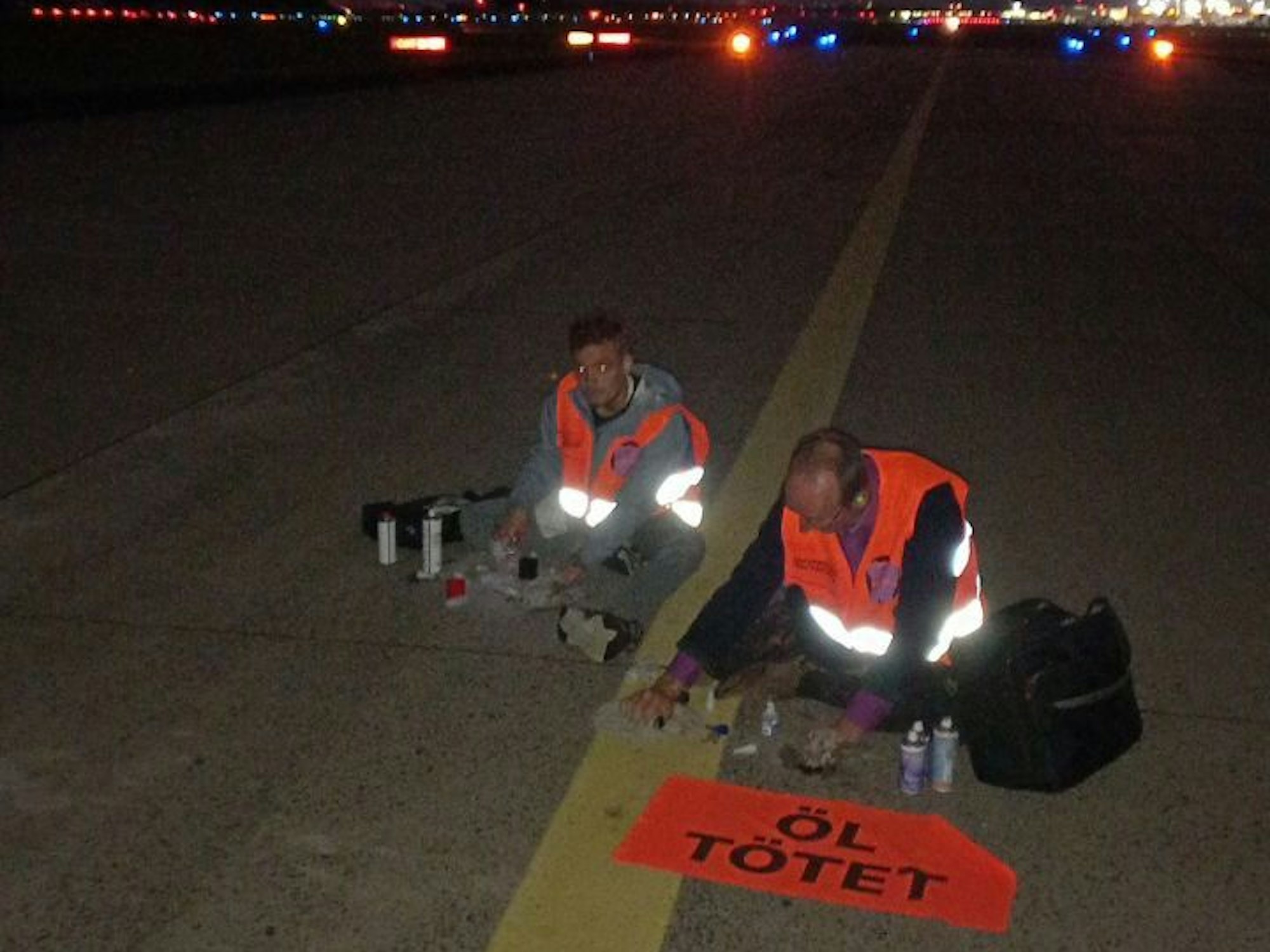 Aktivisten der Letzten Generation haben sich auf einem Rollfeld des Flughafens Köln/Bonn festgeklebt.