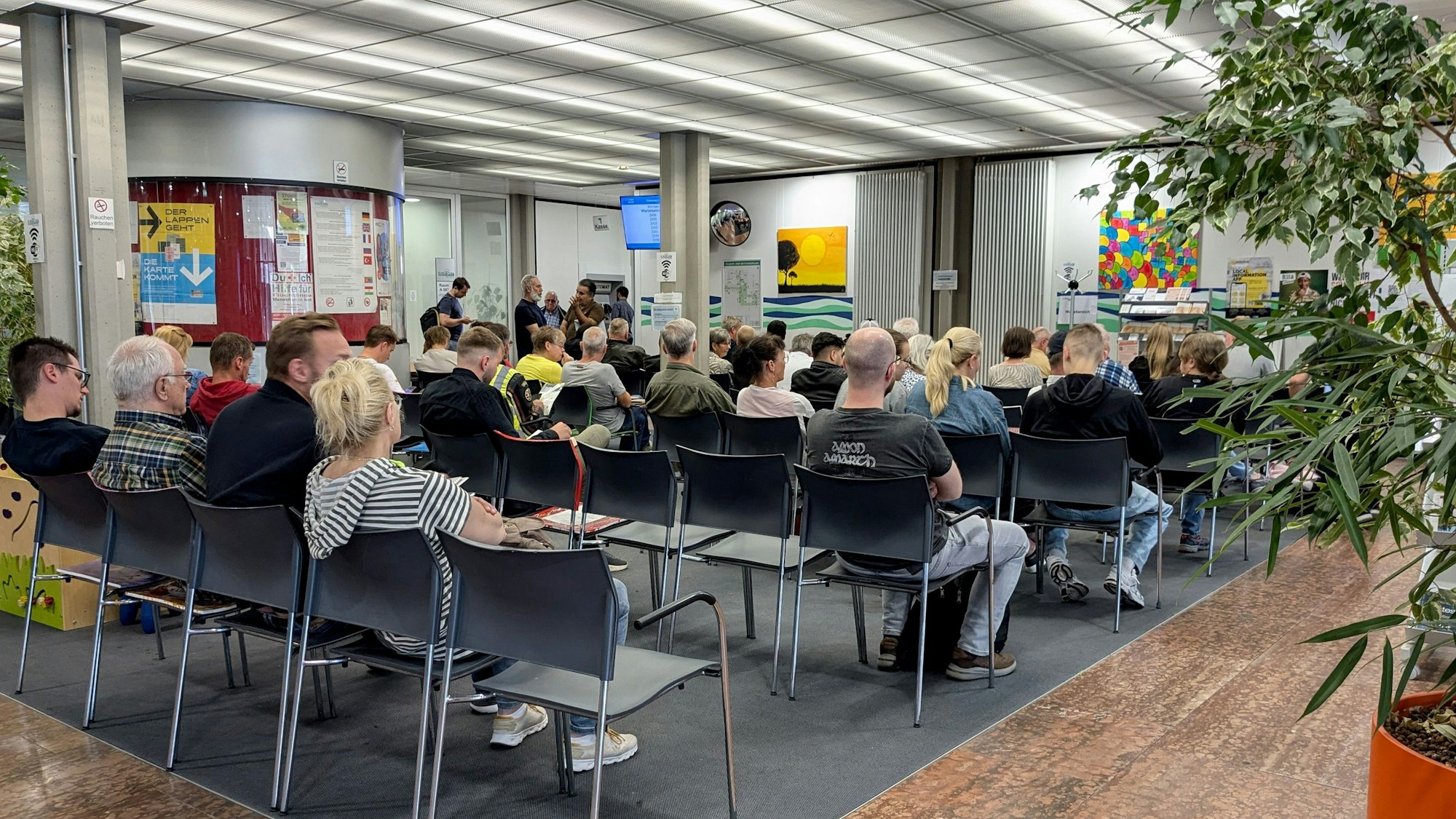 Bürger warten im Foyer des Kreishauses.