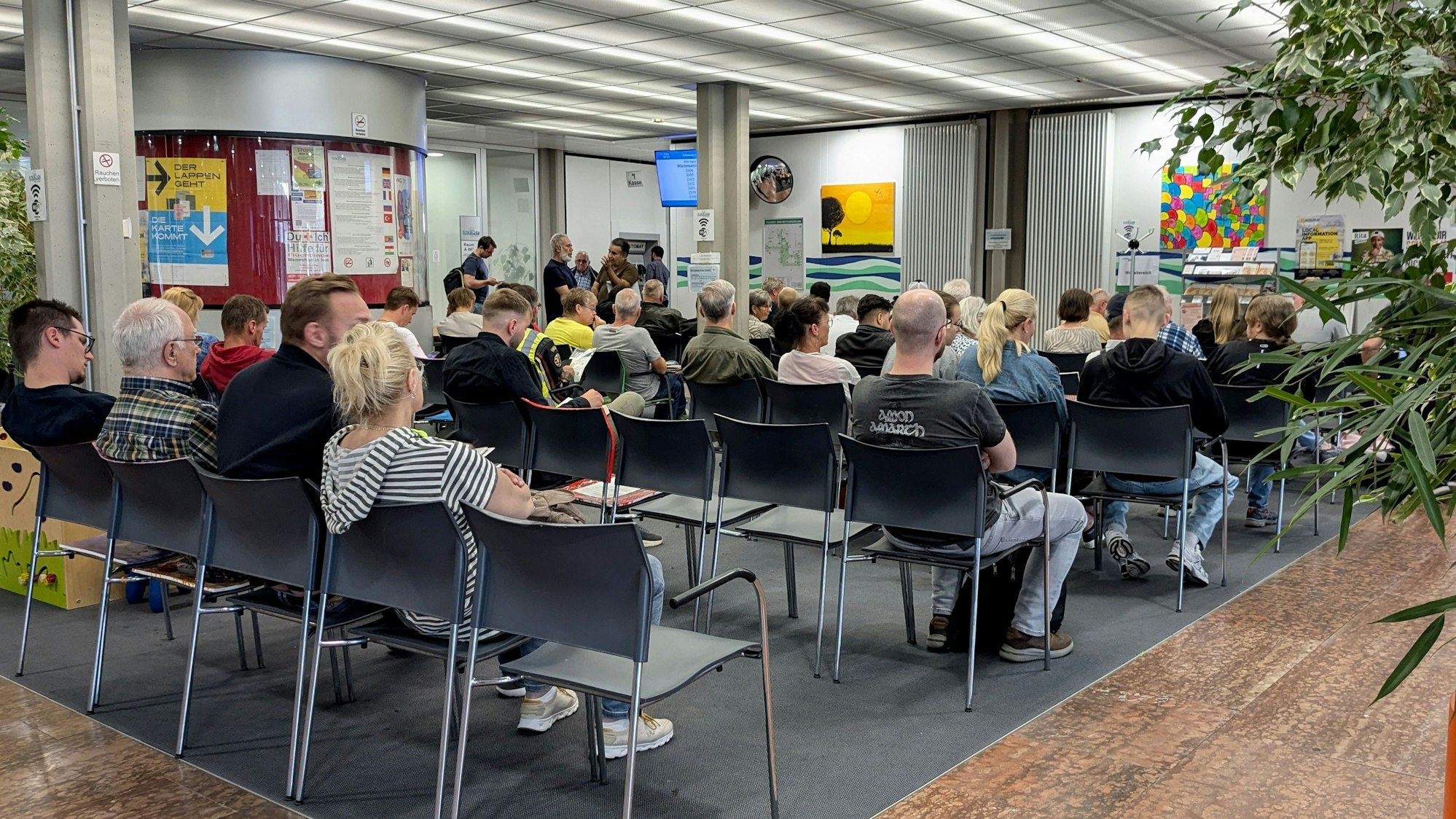 Zahlreiche Bürger sitzen auf Stühlen im Wartebereich der Kfz-Zulassungsstelle in Euskirchen.
