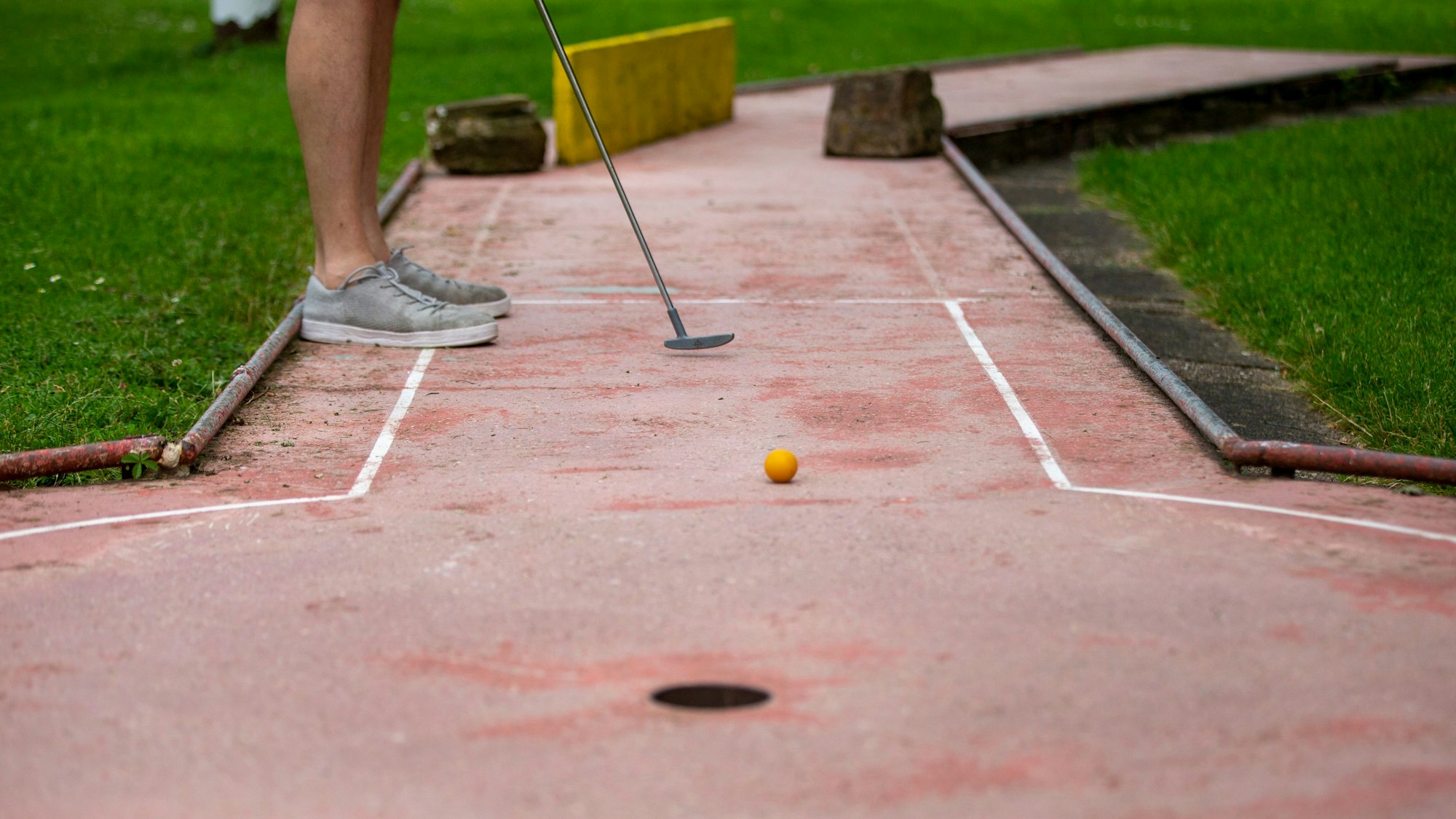 Der gelbe Ball läuft deutlich schneller als der klassische Noppenball.