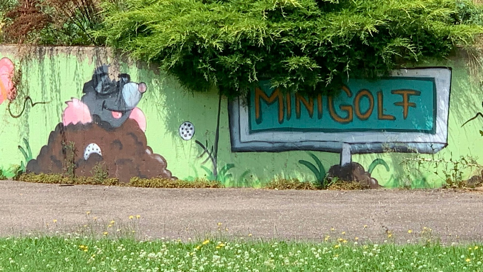 Der Maulwurf ist das Maskottchen der Minigolfanlage.