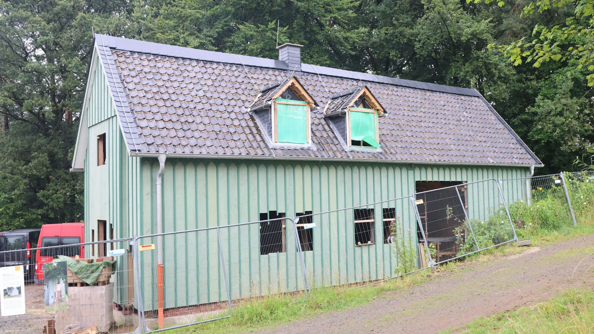 Das Foto zeigt ein 200 Jahre altes Haus, das jetzt im Freilichtmuseum Lindar steht.
