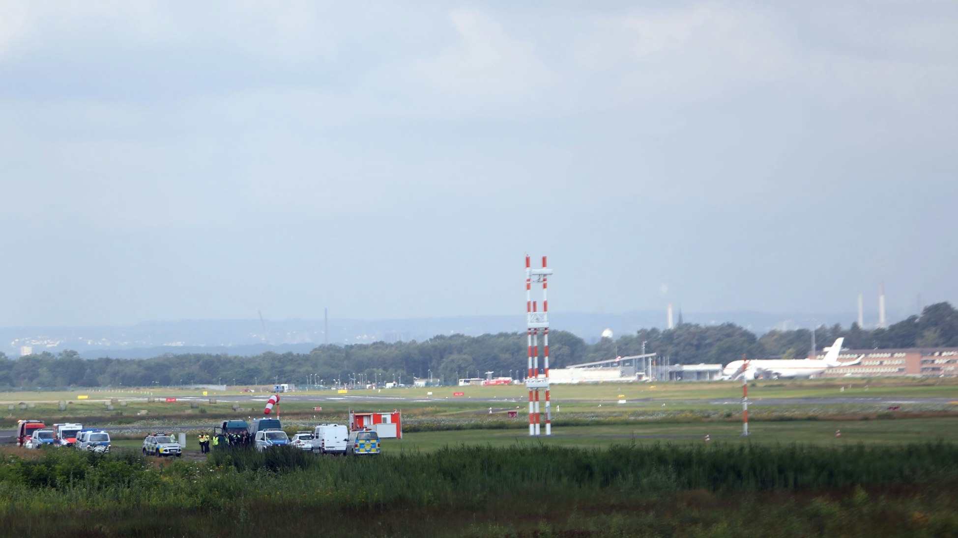 Fünf Aktivisten, die sich auf einem der Rollwege festgeklebt hatten, legt Flugbetrieb lahm.