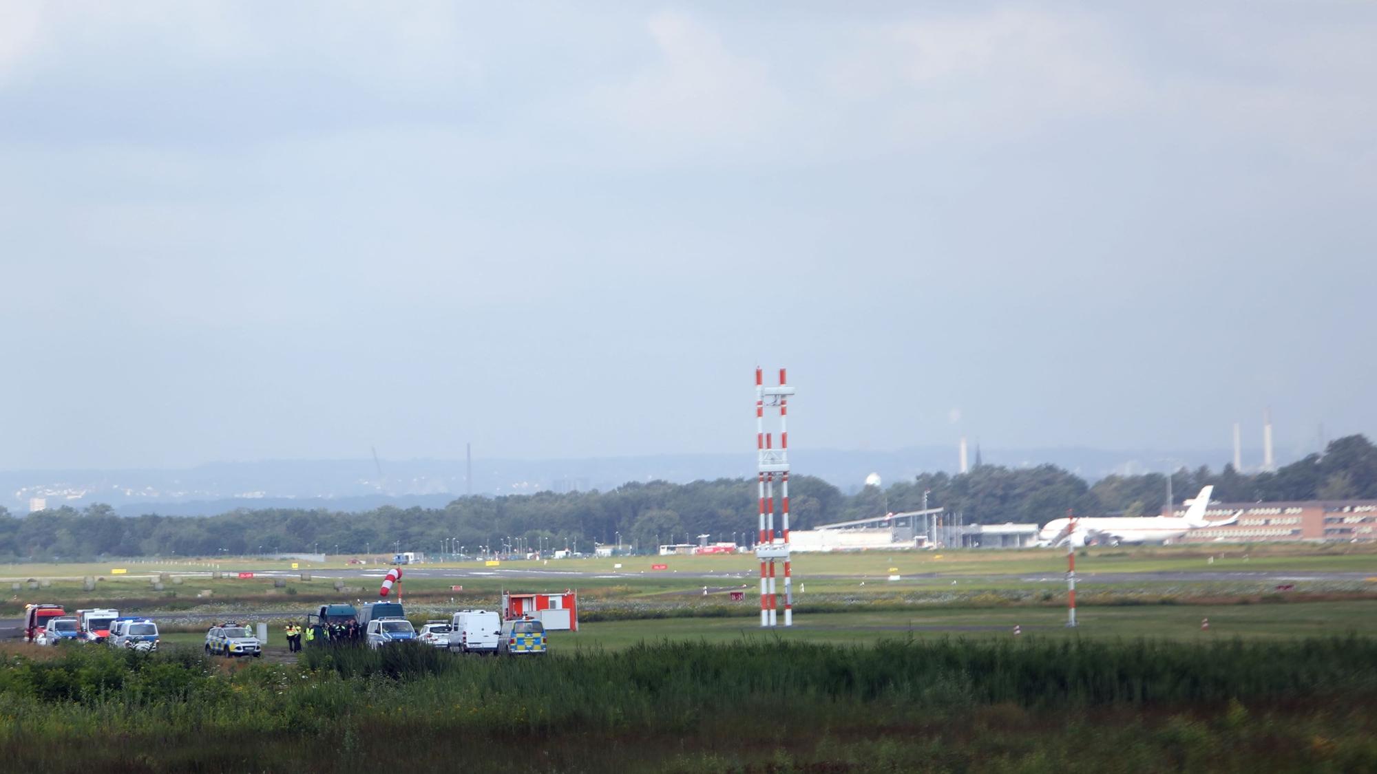 Fünf Aktivisten, die sich auf einem der Rollwege festgeklebt hatten, legt Flugbetrieb lahm.