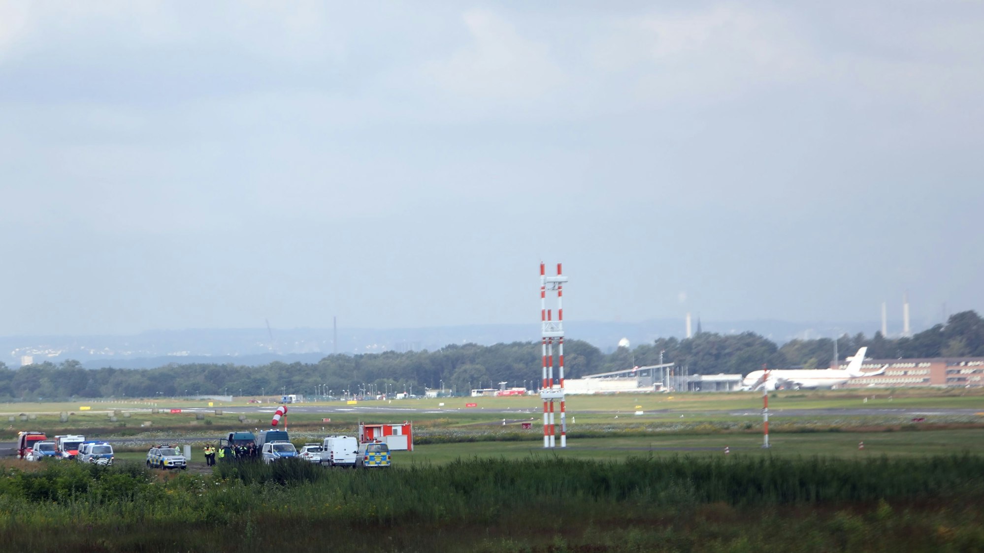 Fünf Aktivisten, die sich auf einem der Rollwege festgeklebt hatten, legt Flugbetrieb lahm.