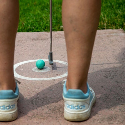 Hüft- bis schulterbreiter Stand, Fußspitzen nach vorne: gute Voraussetzungen für einen geraden Schlag.