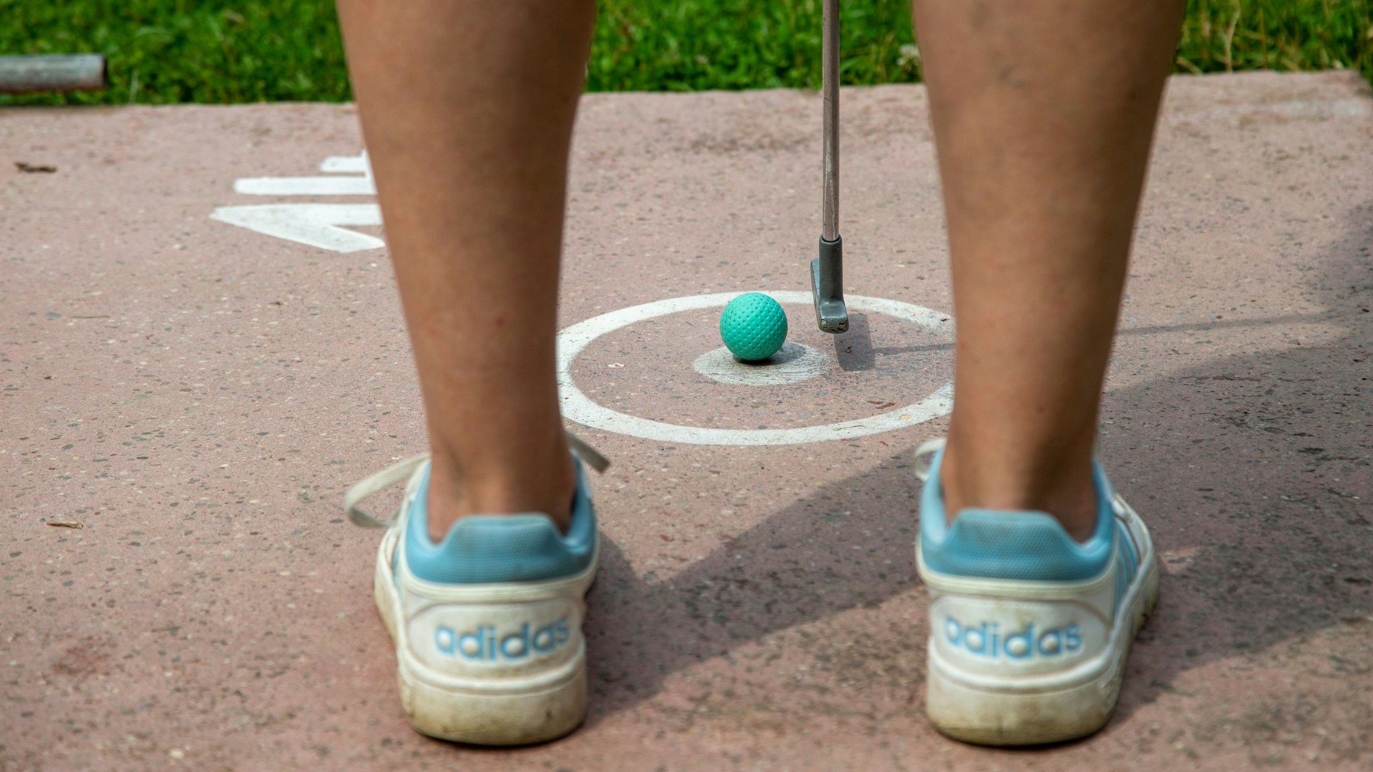 Hüft- bis schulterbreiter Stand, Fußspitzen nach vorne: gute Voraussetzungen für einen geraden Schlag.