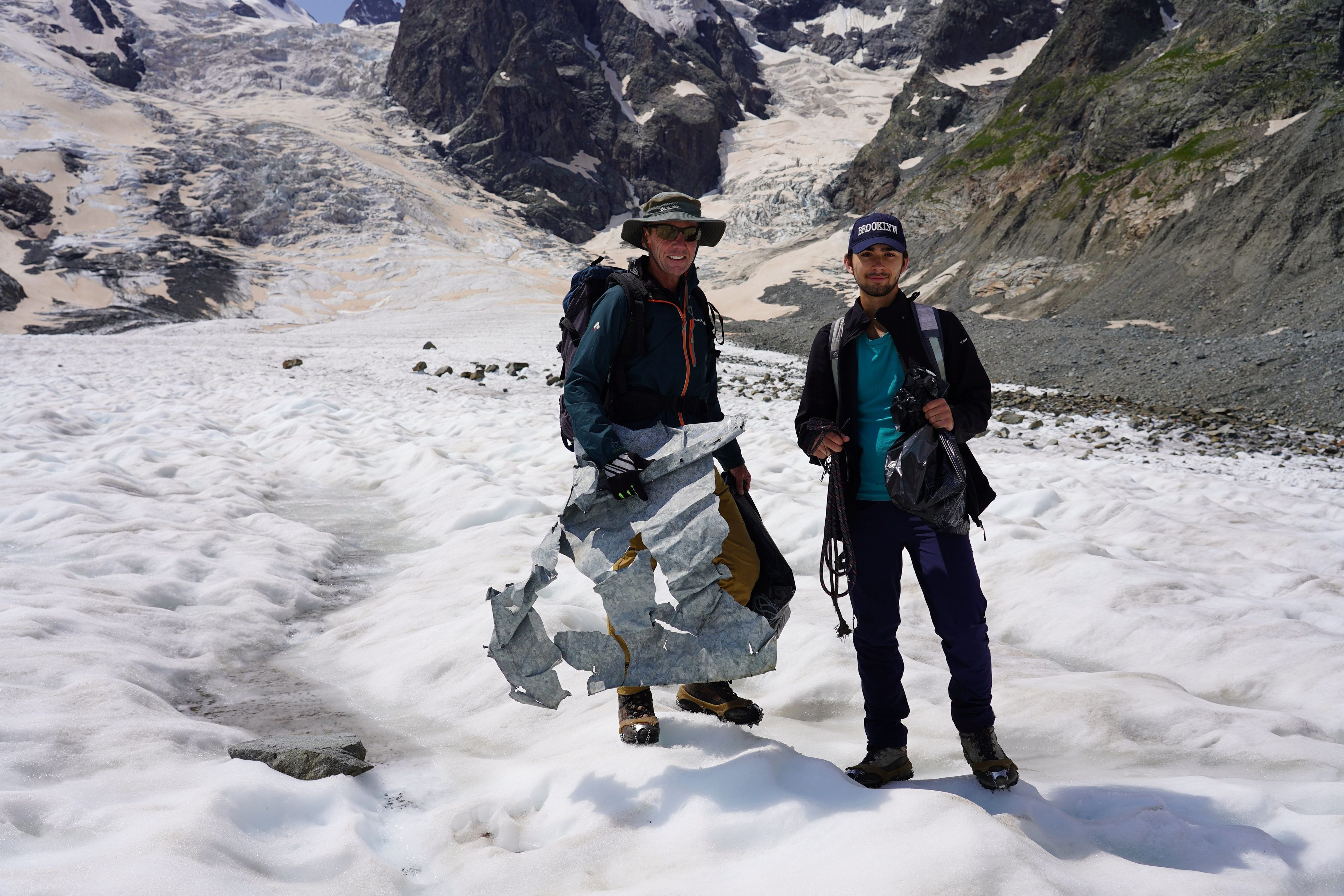Freiwillige sammeln auf dem Pers- und Morteratschgletscher Müll ein.  Insgesamt haben die 90 Freiwilligen circa 250 Kilogramm Müll eingesammelt. Teilweise wurden Reste von alten Messstationen gefunden.