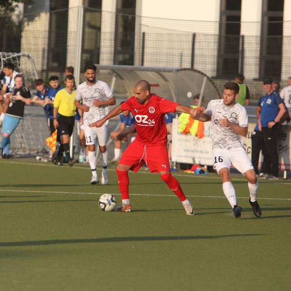 Erster Auftritt in einem Pflichtspiel für den 1. FC Niederkassel: Ex-FC-Profi Taner Yalcin (links) im Duell mit dem Rheidter Marc Wiewiora.
