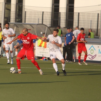 Erster Auftritt in einem Pflichtspiel für den 1. FC Niederkassel: Ex-FC-Profi Taner Yalcin (links) im Duell mit dem Rheidter Marc Wiewiora.