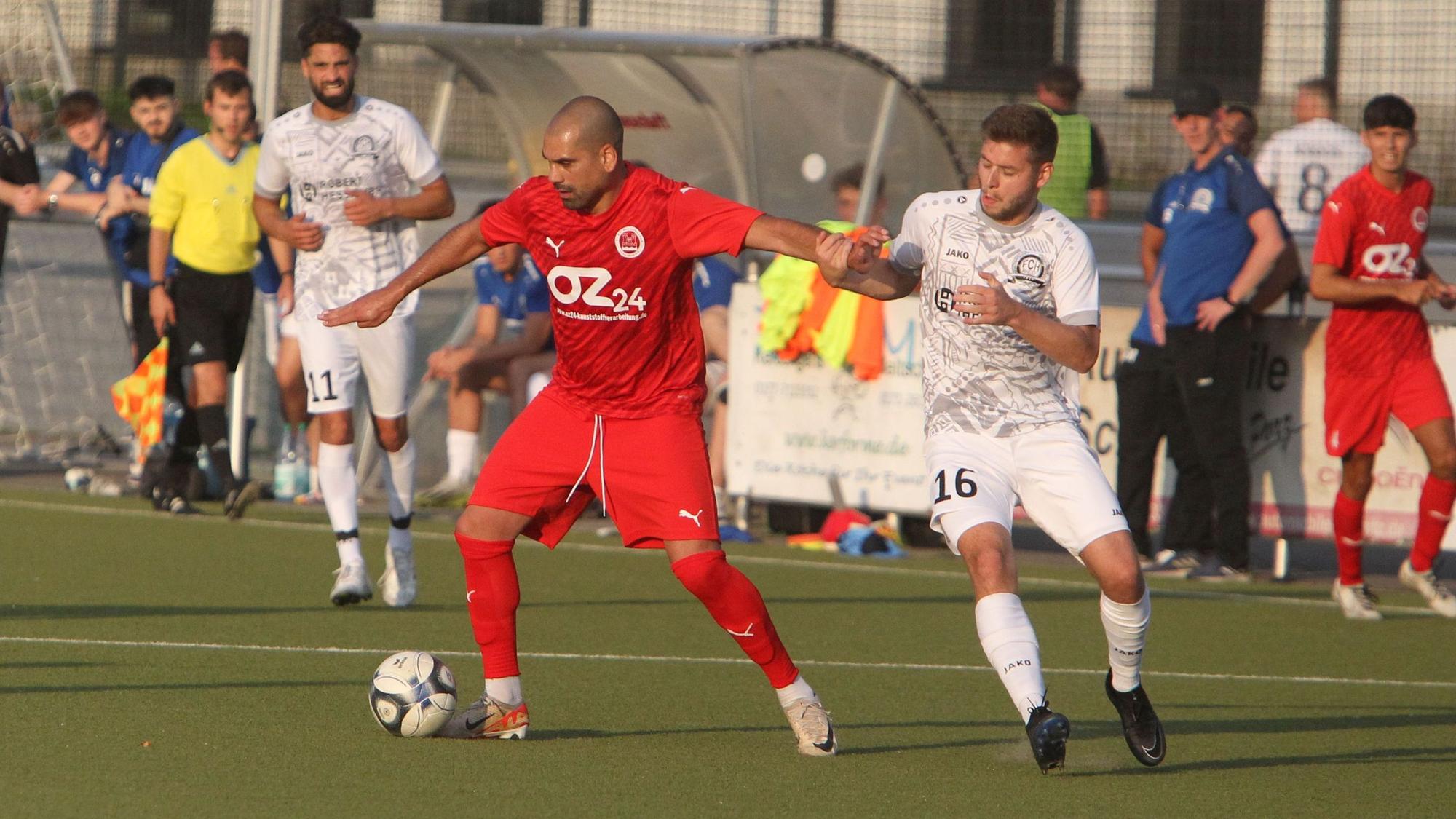 Erster Auftritt in einem Pflichtspiel für den 1. FC Niederkassel: Ex-FC-Profi Taner Yalcin (links) im Duell mit dem Rheidter Marc Wiewiora.