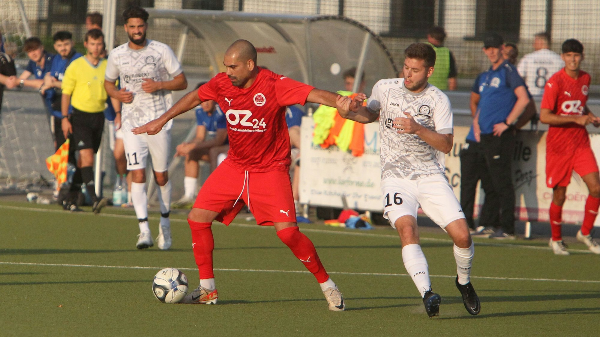 Erster Auftritt in einem Pflichtspiel für den 1. FC Niederkassel: Ex-FC-Profi Taner Yalcin (links) im Duell mit dem Rheidter Marc Wiewiora.