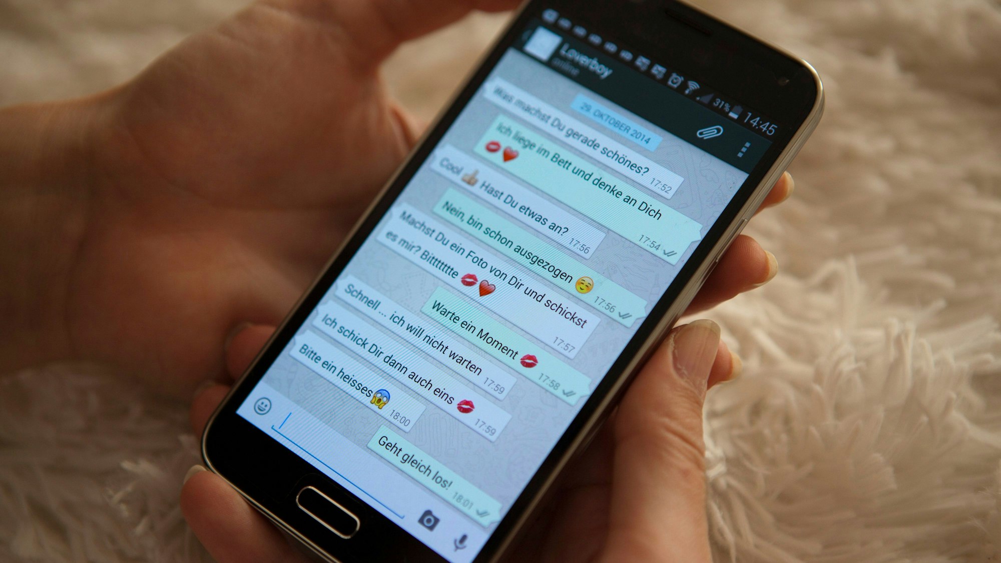 Man kann einen Chat-Verlauf sehen, in dem nach Nacktbildern gefragt werden.
