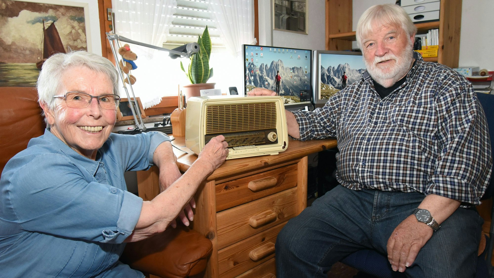 Hanna und Wolfgang van Kerkom aus Bergneustadt zeigen ihr Blaupunkt-Radio.