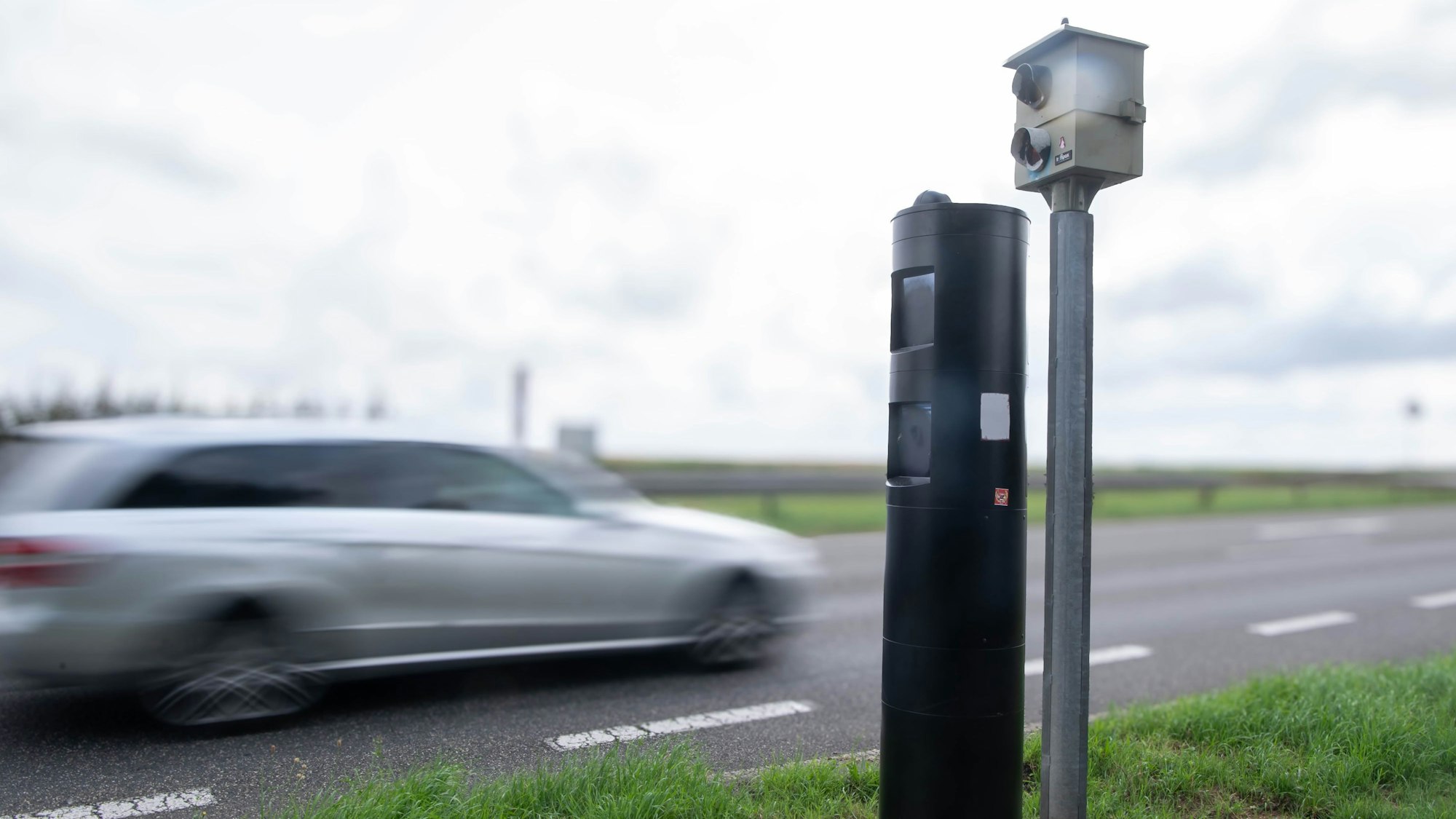 Ein Auto passiert einen Starenkasten.