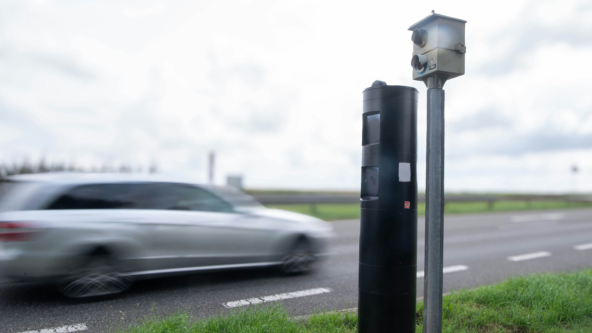 Das Bild zeigt die alte und die neue Blitzeranlage an der Frauenberger Straße in Euskirchen.