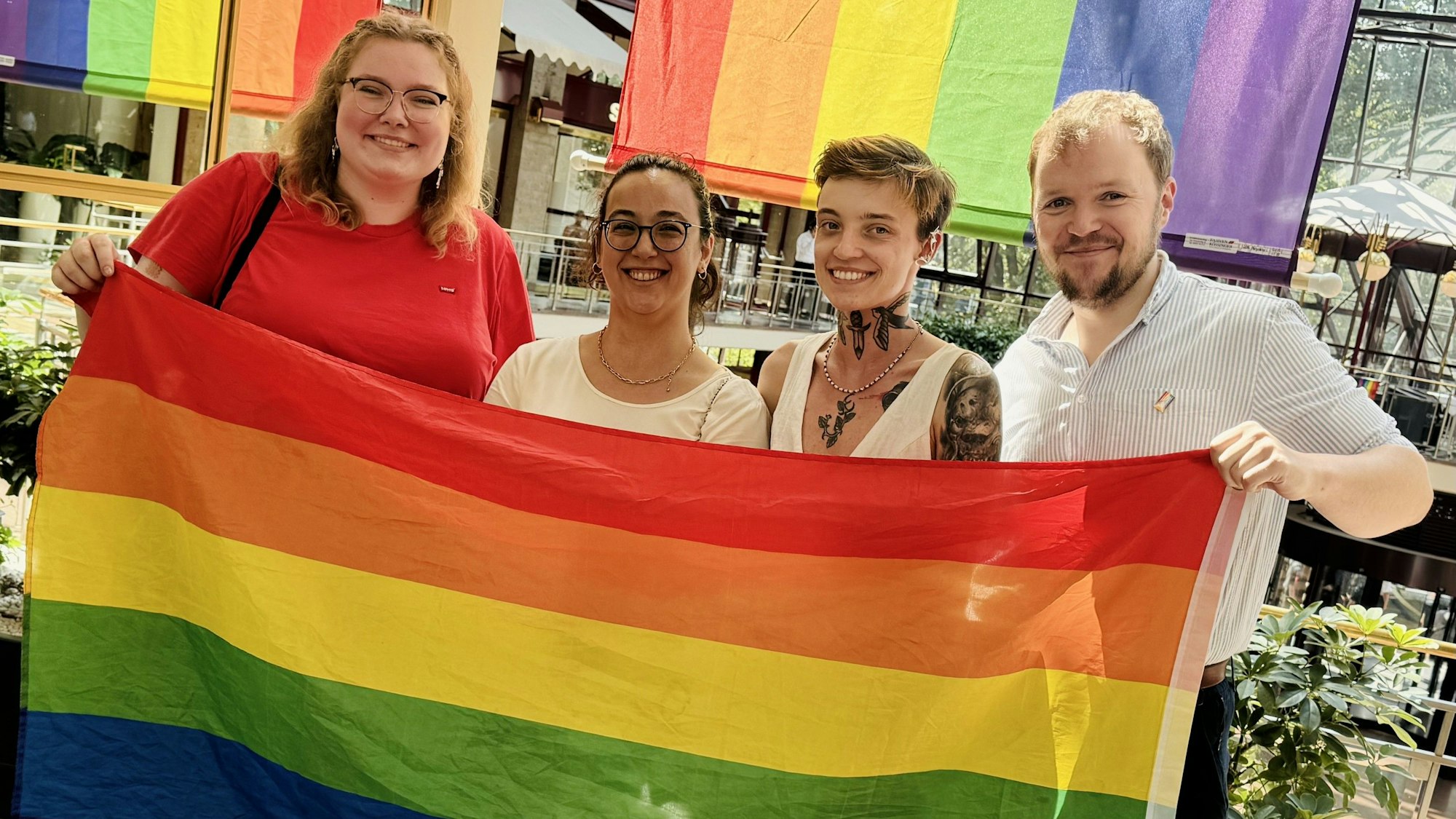 Zu sehen sind Ida Görlitz, Åžirin Seitz, Bo Divine (Name geändert) und Julian Wortmann.