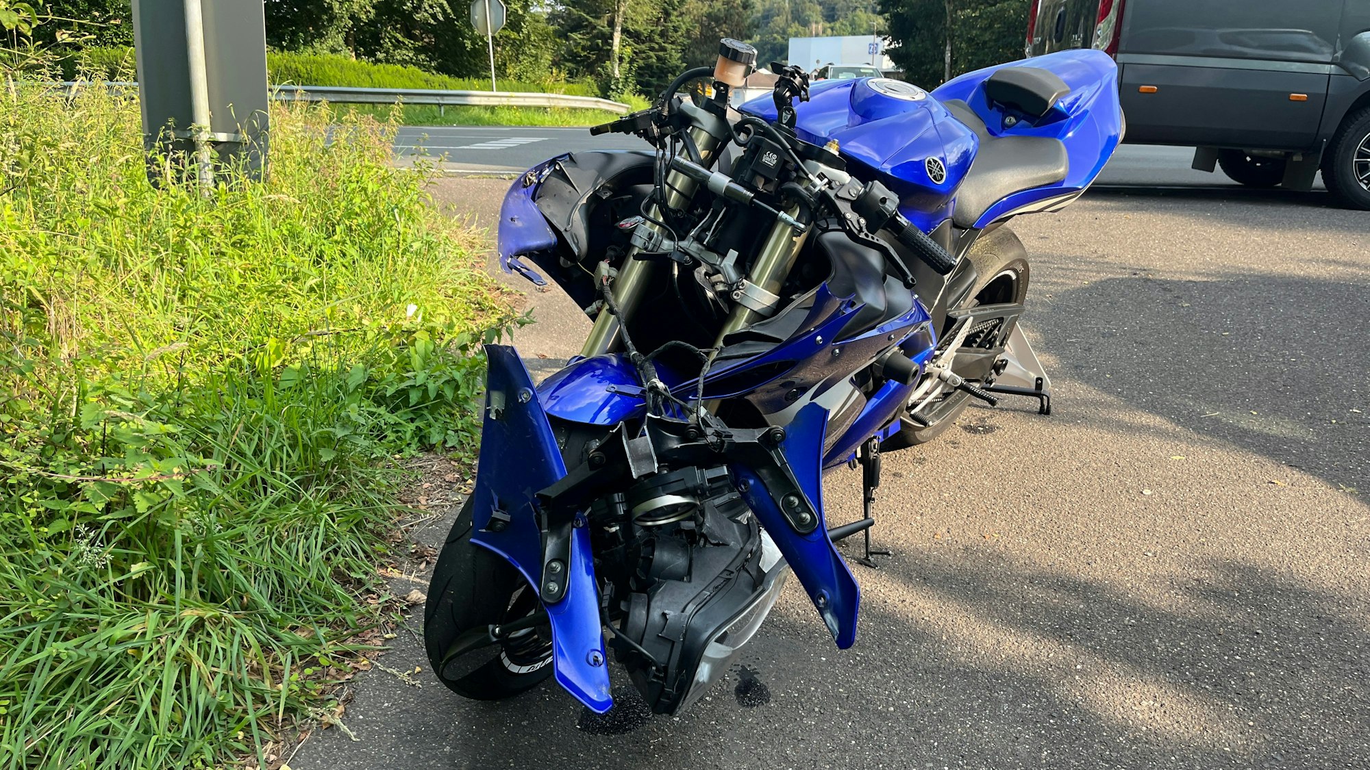 Die Verkleidung des Motorrades war bei dem Zusammenstoß abgerissen worden.