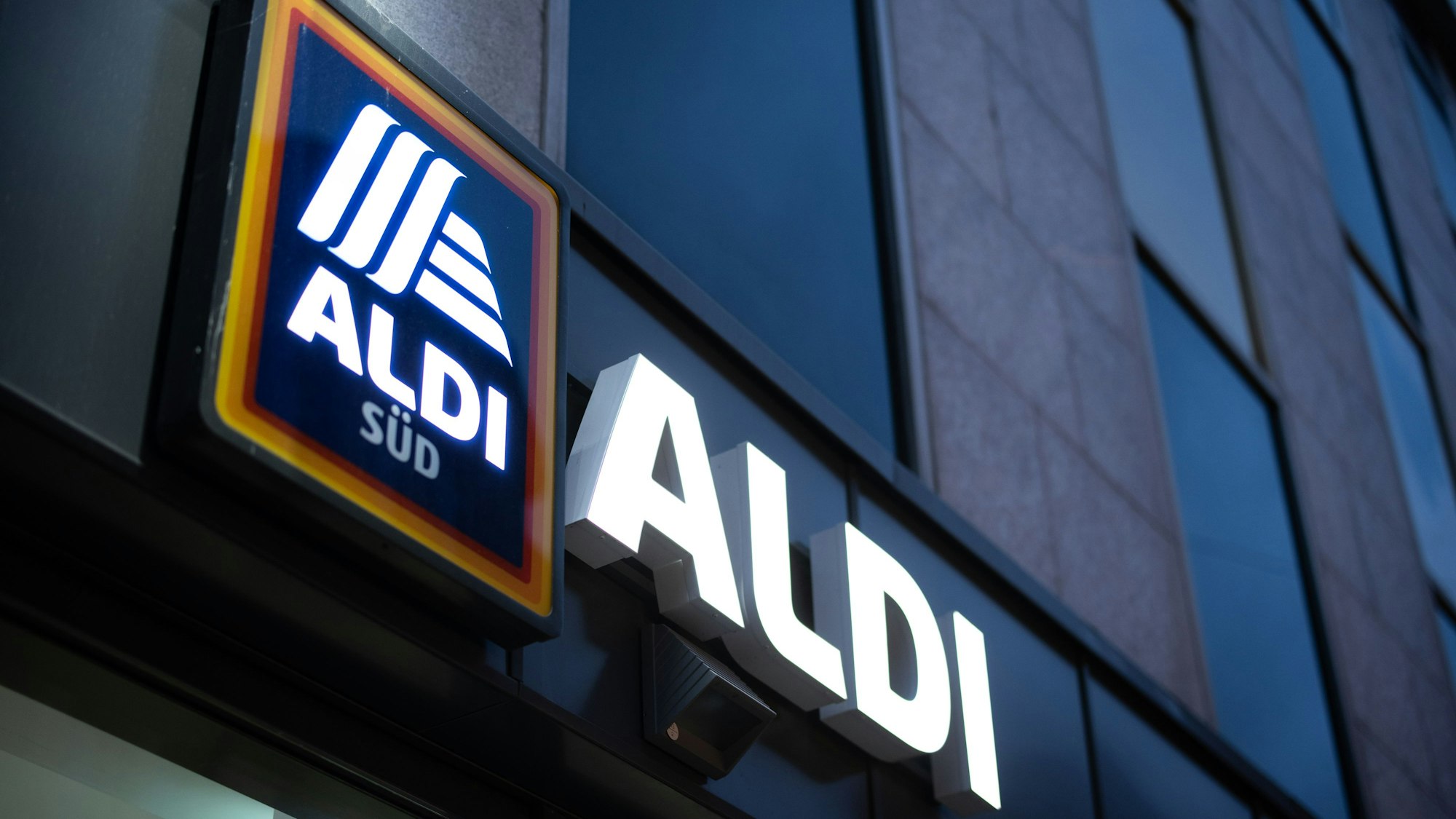 Das Logo einer Aldi Süd Filiale.