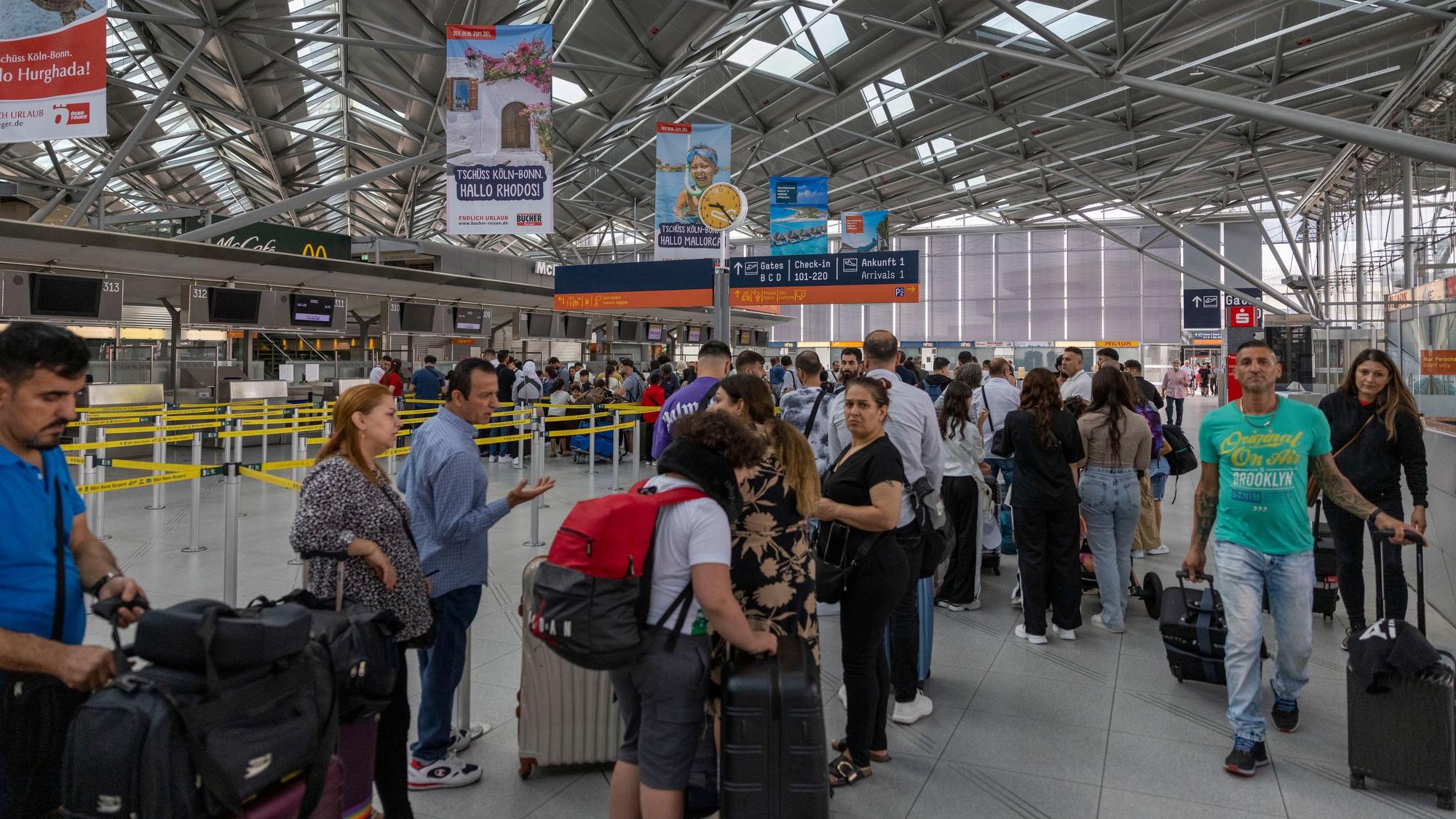 Lange Warteschlangen bildeten sich am Terminal 2.